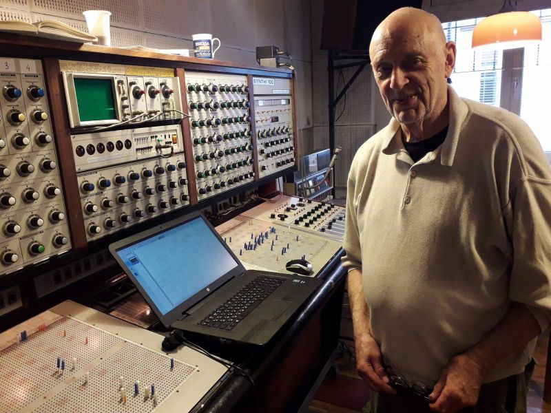 File:Paul-pignon-and-synthi-100 resized.jpg